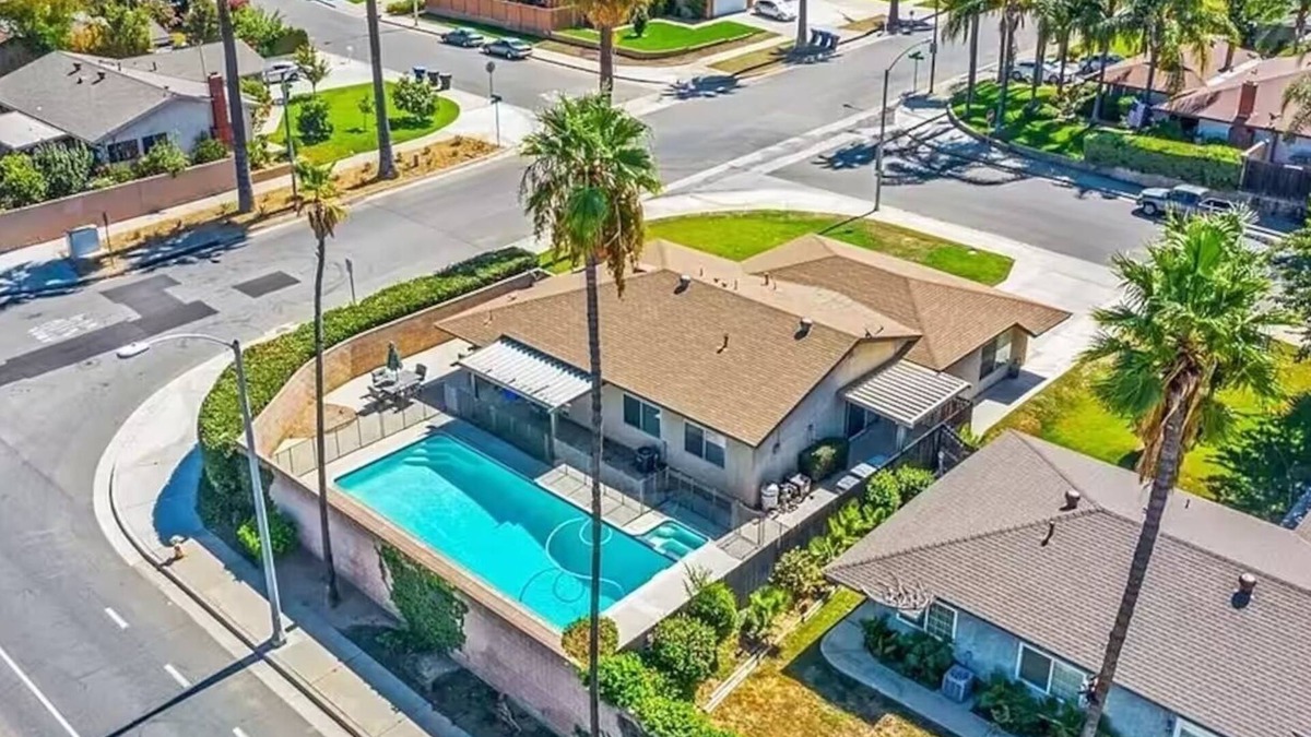 Riverside House | Shalimar Retreat, Large Pool, Hot Tub, Game Room, Backyard, 5 Bdrooms, BBQ Grill
