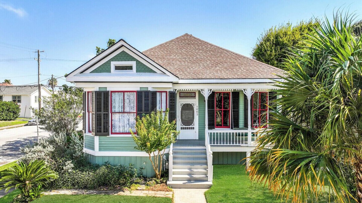 Galveston House | Shamrock Bungalow-Historic East End Home sleep 10 Guests-UTMB,Strand, Beaches