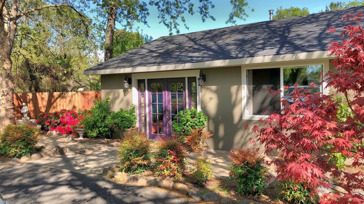Sonoma Cottage | Shandon Oaks. Private 1-Bedroom Garden Cottage on Sonoma's East side.