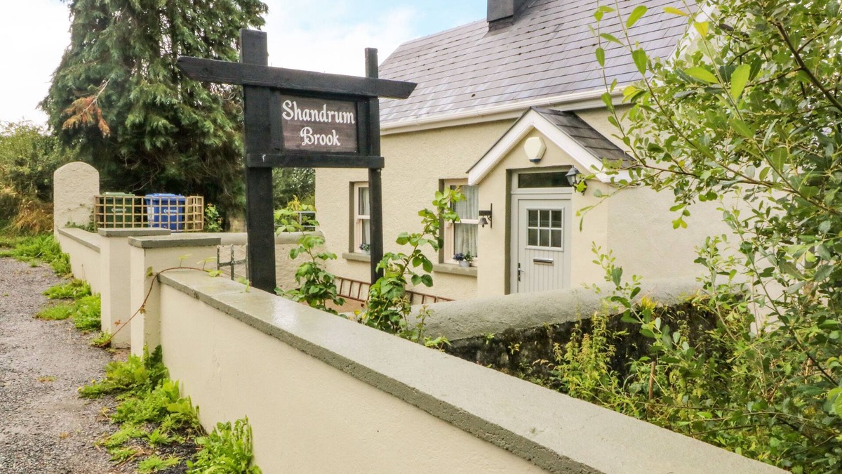 Charleville Cottage | SHANDRUM BROOK, pet friendly, country holiday cottage in Charleville