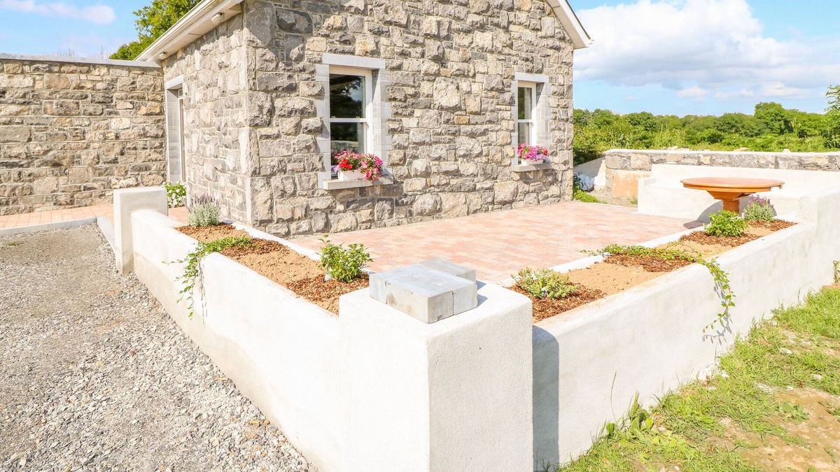 Dromineer House | SHANNONVALE COTTAGE, family friendly in Nenagh, County Tipperary