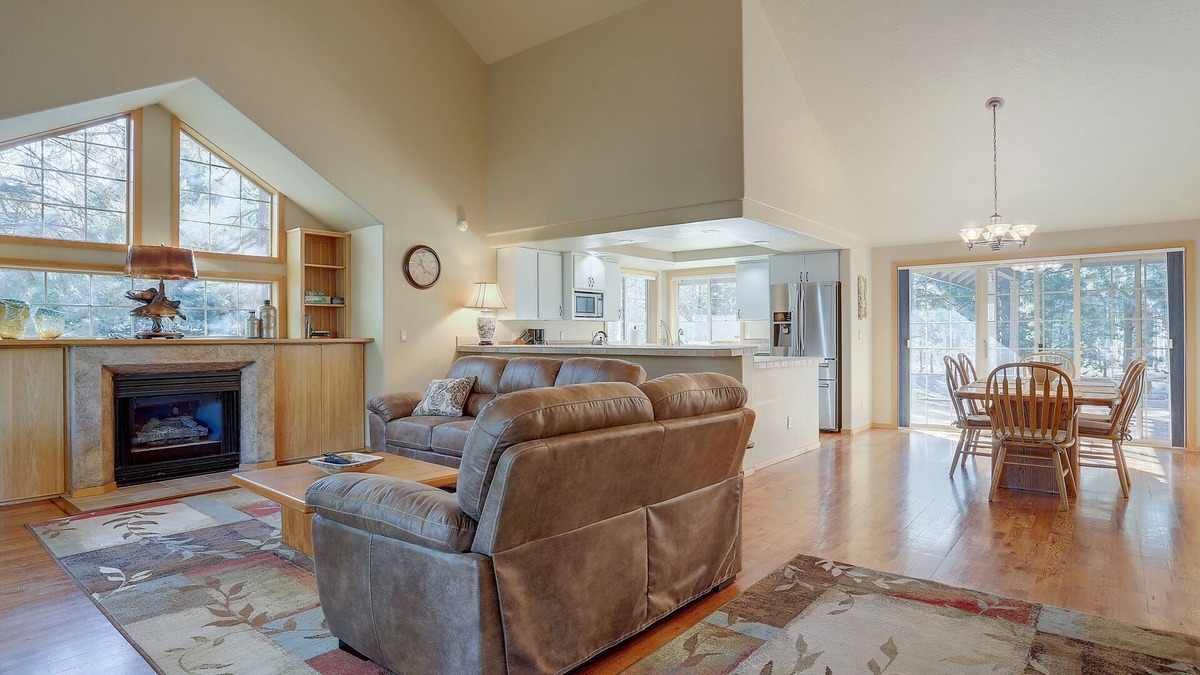 Sunriver House | SHARC Passes, Close to South Entrance, Fireplace, Pet Friendly