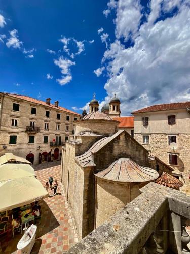 Kotor Old Town House | Shared bathroom and kitchen