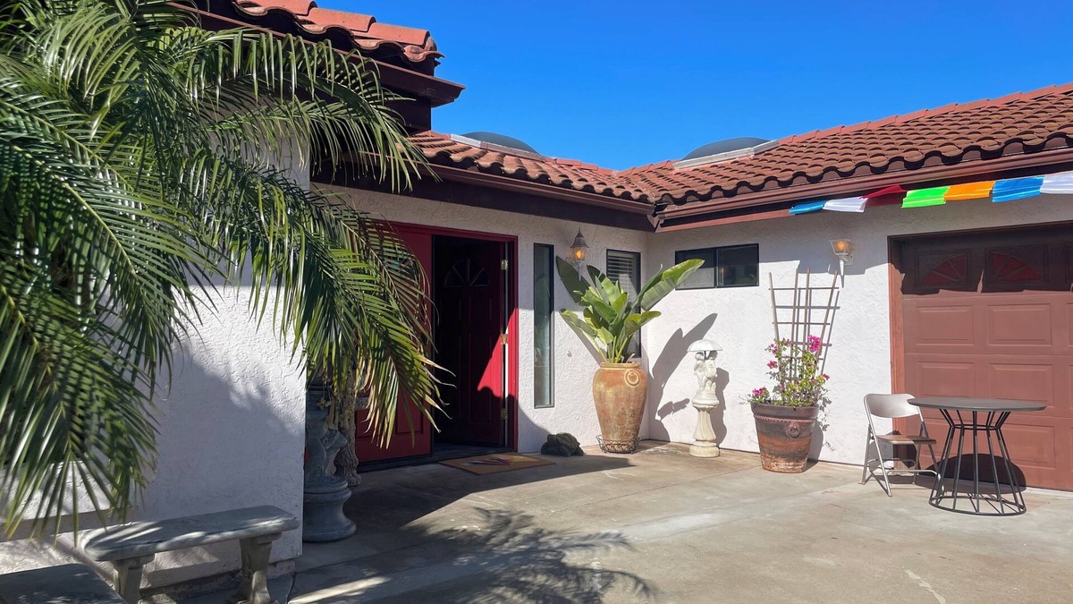Loma Alta House | Shared Charming 1-bedroom with WiFi, AC in quaint Oceanside