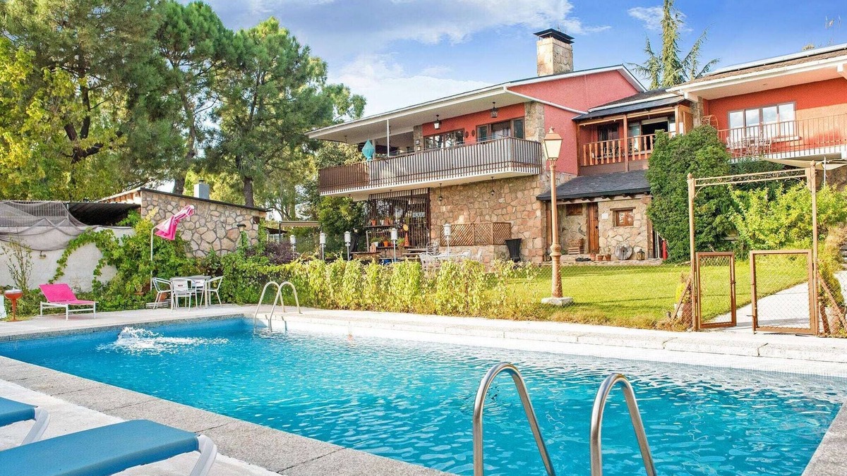 Galapagar Cottage | Shared Garden Cottage for Two