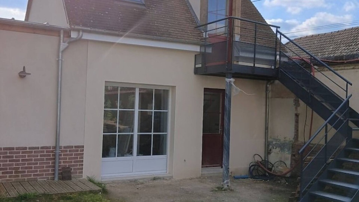 Beauvais Apartment | Shared house, low self-contained studio in Beauvais, 5 km from the airport