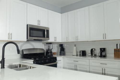 Woodlawn House | Shared, spacious condo near UChicago and Obama Center