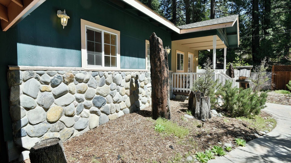 Mount Shasta Ski Chalet | Shasta Cottage, A romantic get-away in Mt. Shasta.