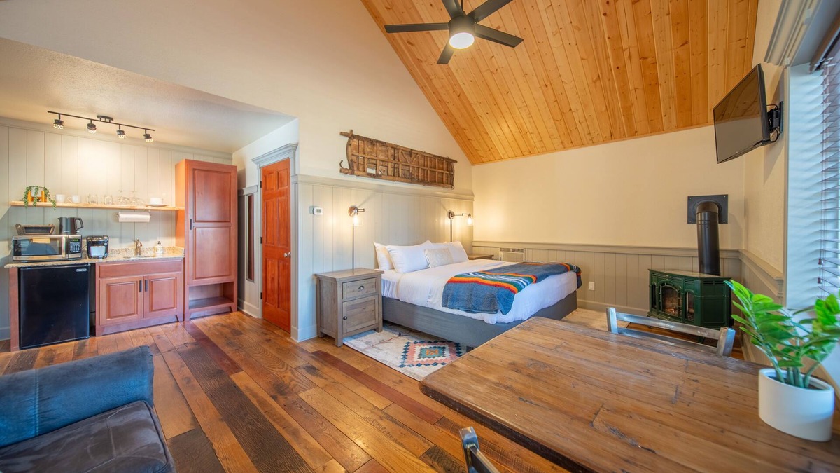 McCloud Cabin | Shasta View Lodge - Cabin 1