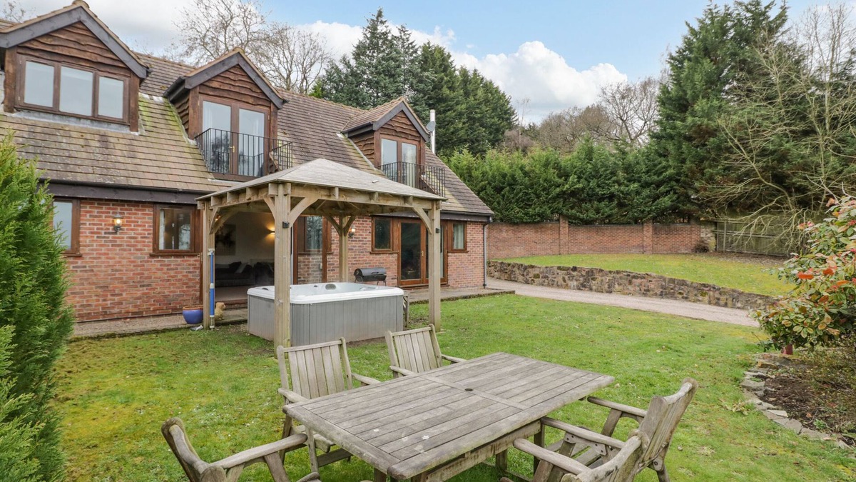 Shatterford House | SHATTERFORD LAKES, family friendly, with hot tub in Shatterford