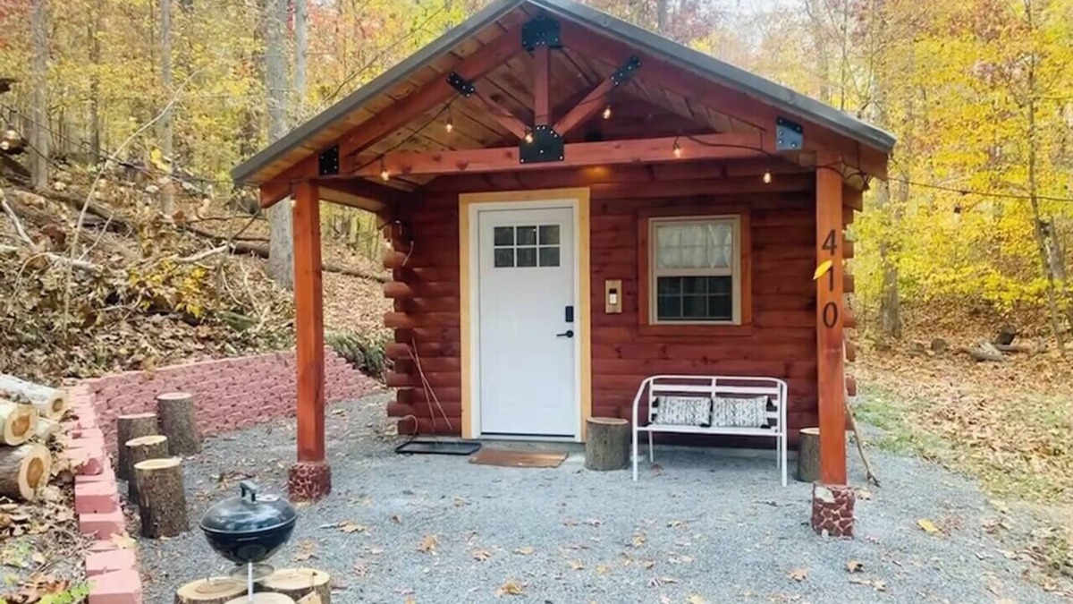 Goreville Cabin | Shawnee Tiny Cabin near Ferne Clyffe with Hot Tub
