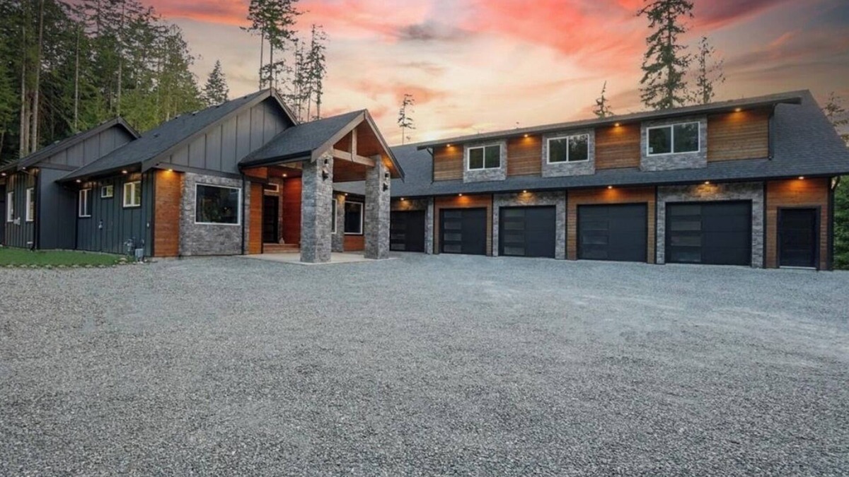 Shawnigan Lake House | Shawnigan Lake Retreat with Theatre