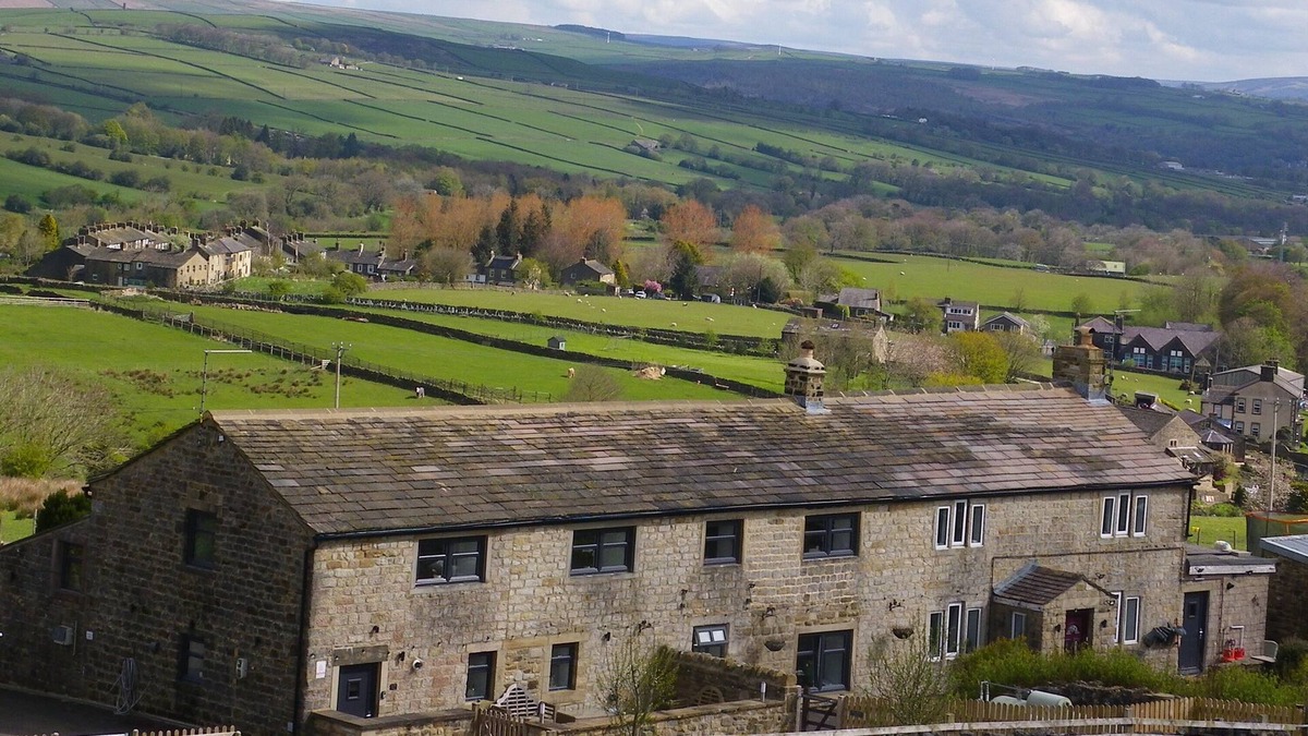 Cowling Cottage | SHAY BANK COTTAGE, pet friendly, with a garden in Cowling