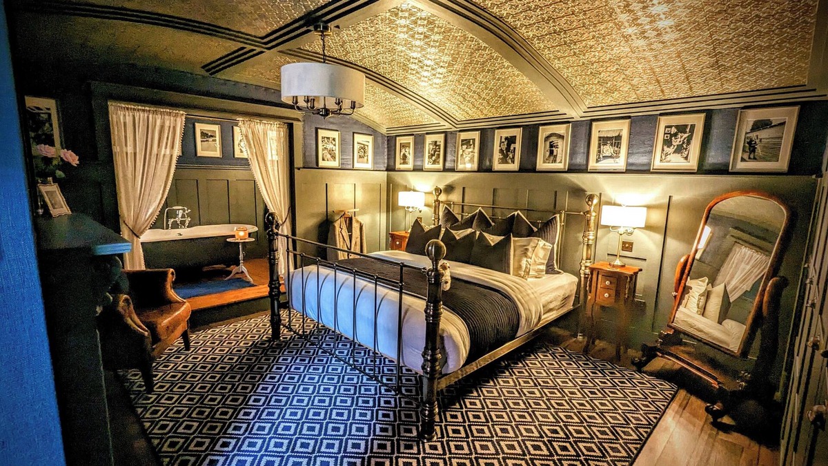 Belfast Cabin | Sheddington Manor -2 Bedroom Guest House & Cinema