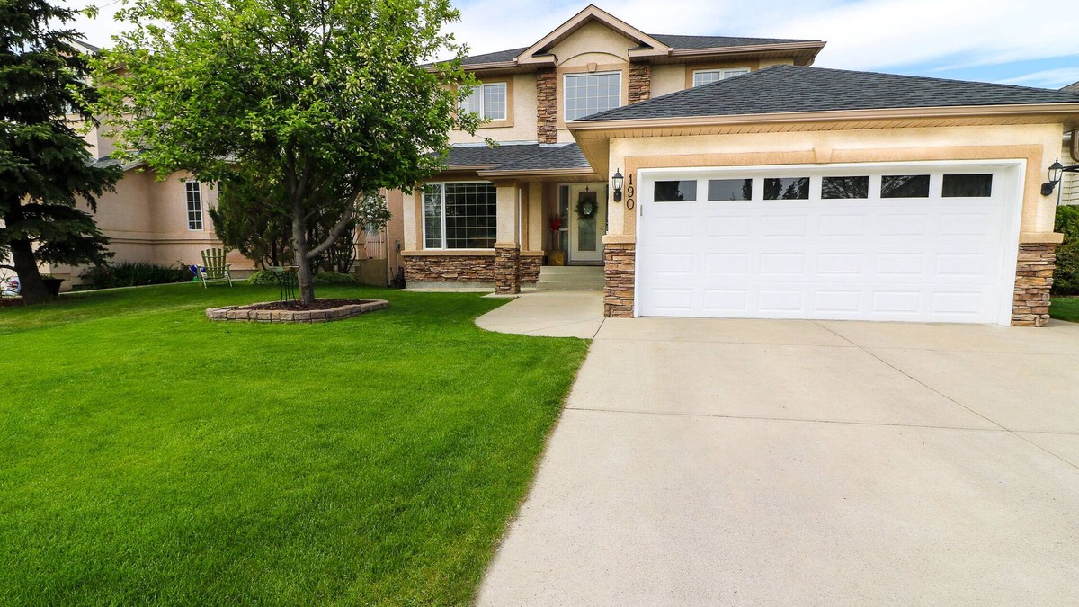 Southeast Calgary House | SHEER PERFECTION on Golf Course; Mountain Views, 5BR, HOT TUB, Pool Table & AC