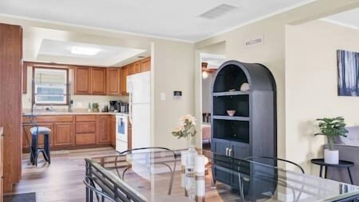 Rantoul House | Sheldon House a 3-bedroom stay perfect for relaxing sleep