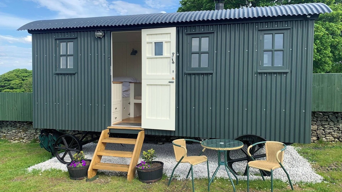 Sheldon Cabin | Sheldon Shepherd's Hut - Cosy Rural Retreat in the Peak District National Park