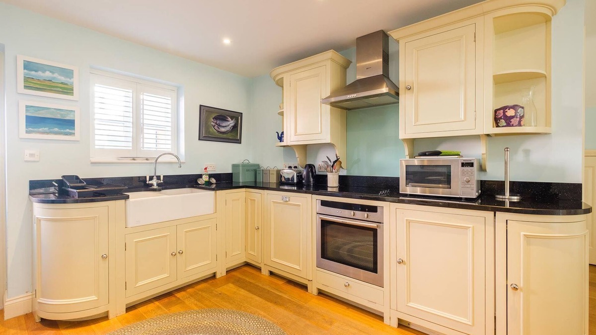 Aldeburgh Apartment | Shell Cottage - sleeps 8 guests in 4 bedrooms