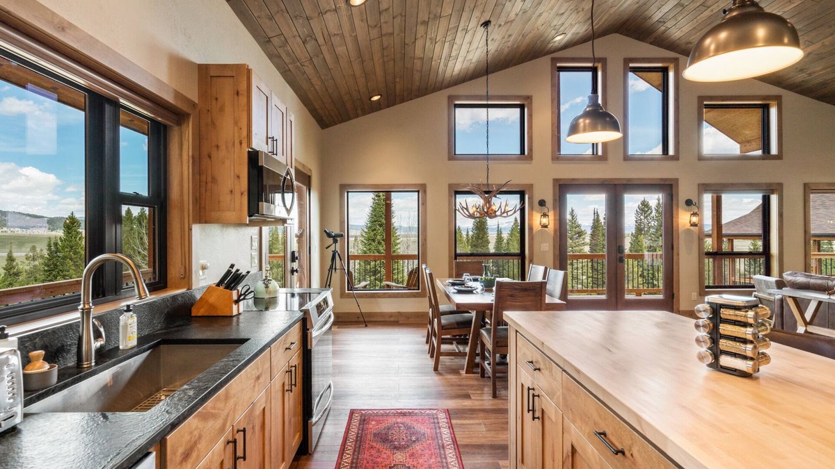 West Yellowstone House | Shelterwood Guest House 6 miles from Yellowstone