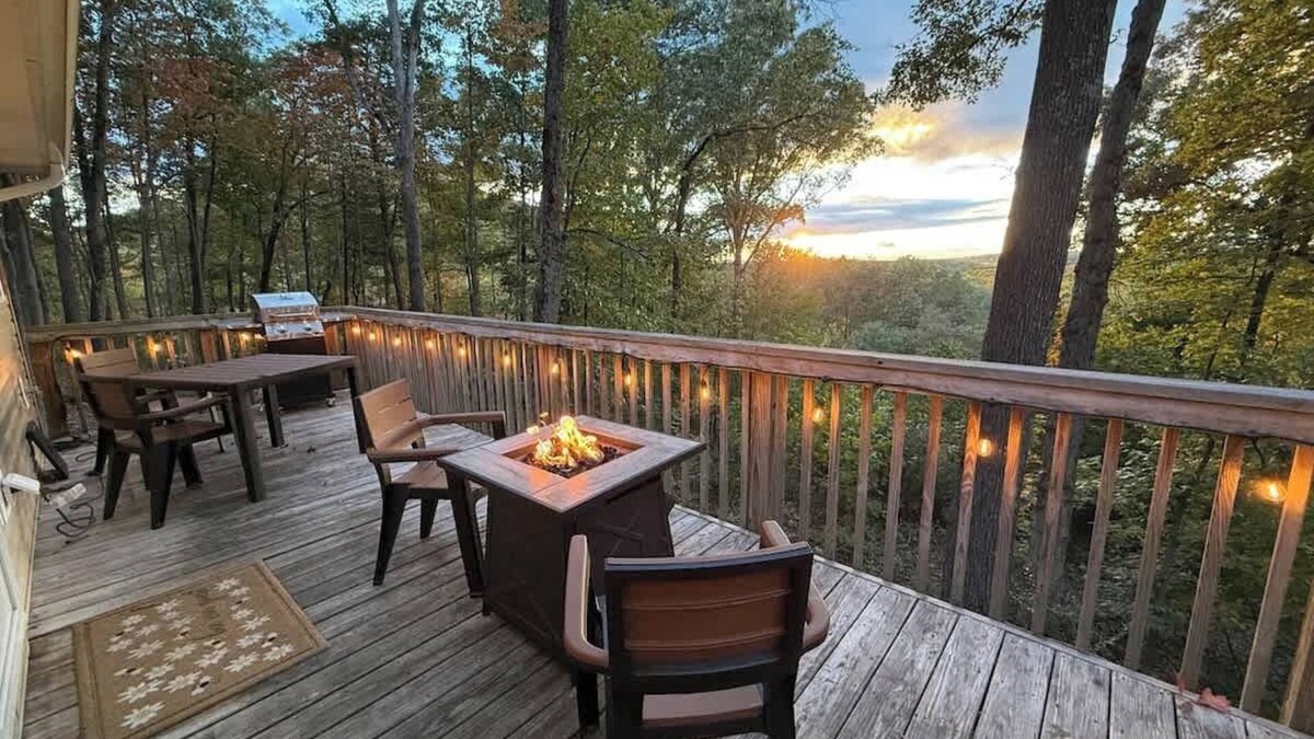 Front Royal Cabin | Shenandoah Twilight | Cozy Cabin w/hot tub