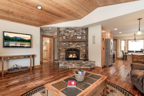 West Yellowstone House | Shepherd Family Retreats- Fox