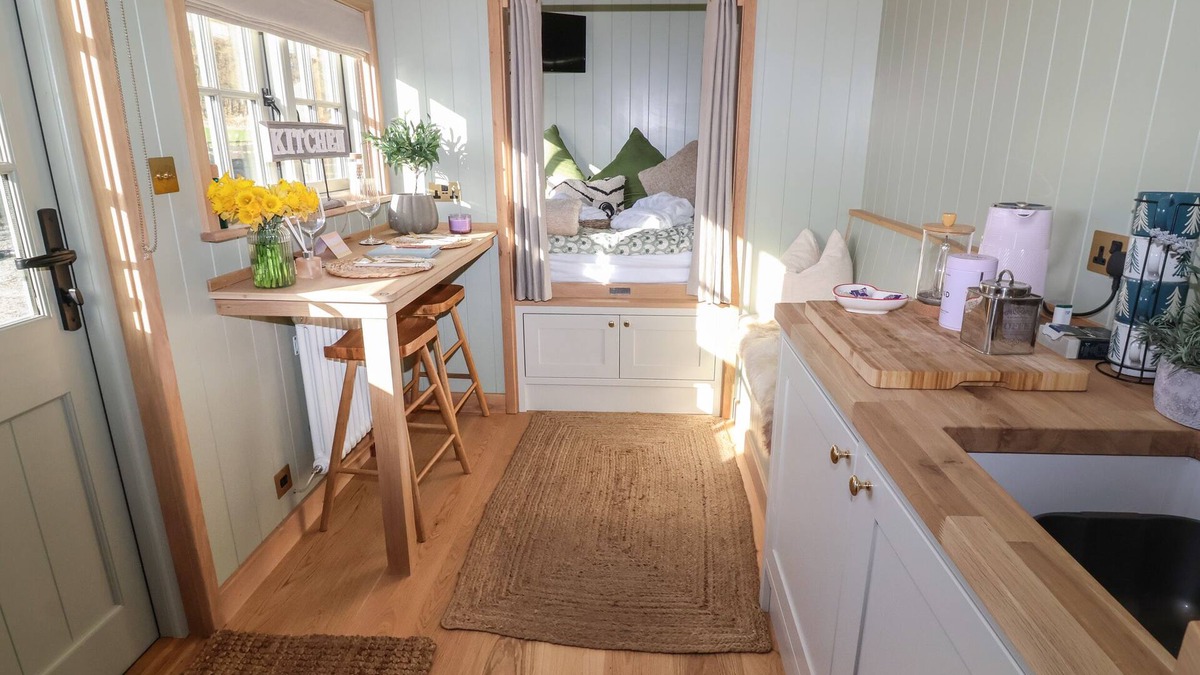 Ripley Cottage | SHEPHERD HUT 1, pet friendly, with open fire in Pateley Bridge