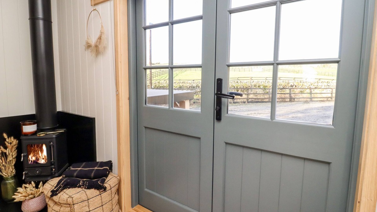 Ripley Cottage | SHEPHERD HUT 2, pet friendly, with open fire in Pateley Bridge