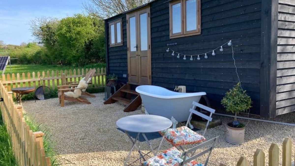 Langport Cabin | Shepherd Hut in Private Meadow With Outdoor Bath