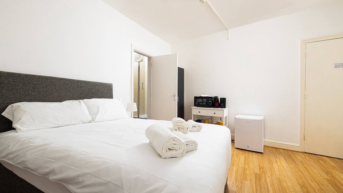 Shepherd's Bush Bed & Breakfast | Shepherd's Bush 8 suite room for 2 people