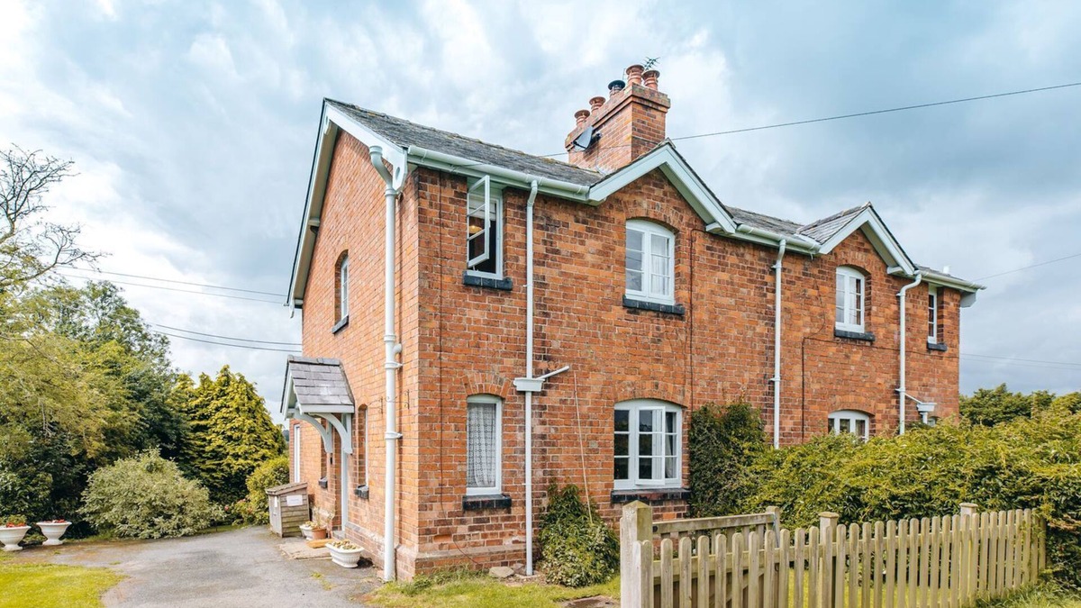 Bridgnorth Cottage | SHEPHERD'S COTTAGE, pet friendly, with open fire in Bridgnorth