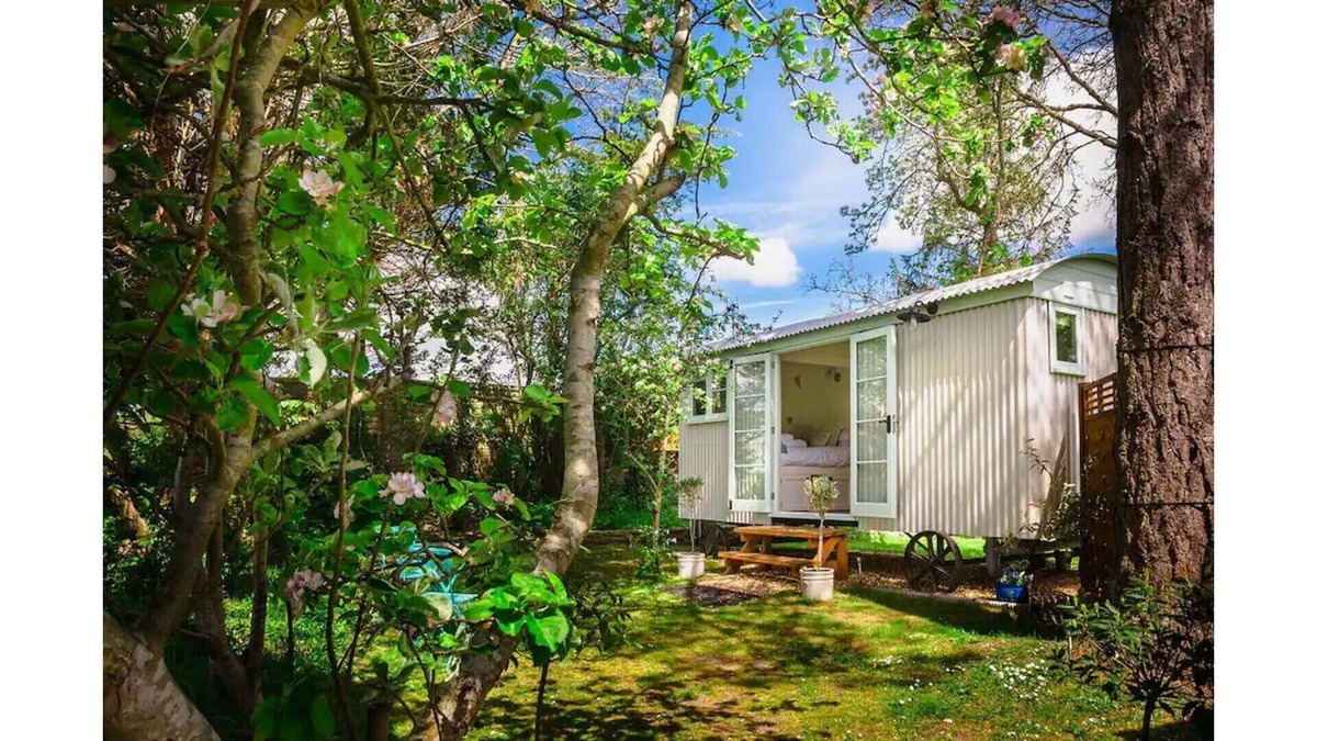 Netheravon Cabin | Shepherd's Hut B&B nr Salisbury, Stonehenge & Bath