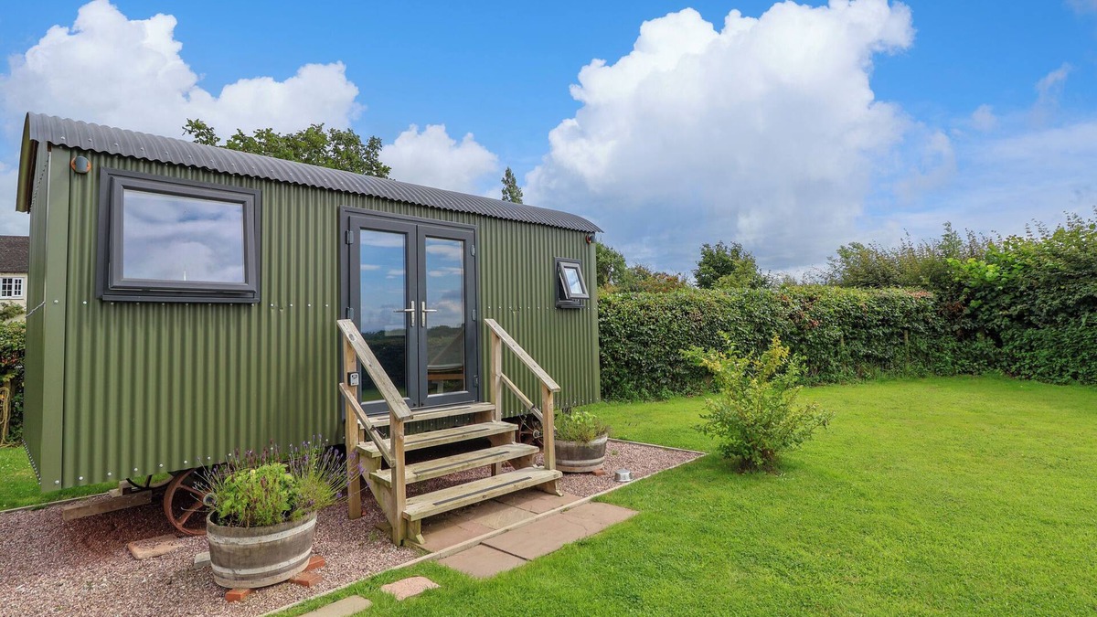 Overton-on-dee Cottage | SHEPHERD'S HUT, pet friendly, with a garden in Bangor-On-Dee