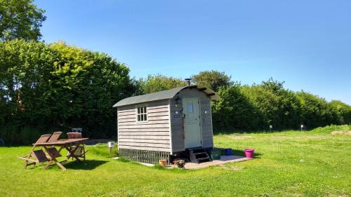 South Brent Apartment | Shepherd's Lodge - Shepherd's Hut with Devon Views for up to Two People and One Smaller Dog