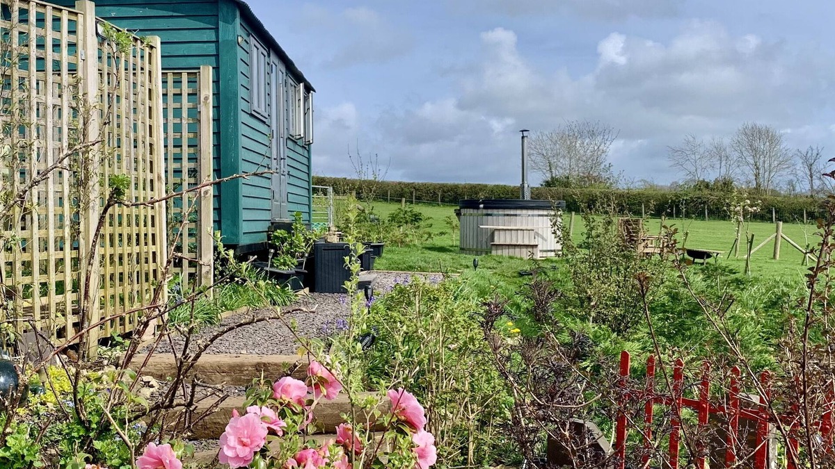 Llanfairpwllgwyngyll Cabin | Shepherds Hut with Hot Tub, North Wales, Anglesey