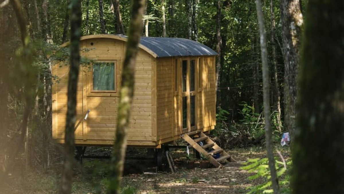 Sougeres-en-Puisaye Cabin | Shepherds hut in a green setting near Guèdelon