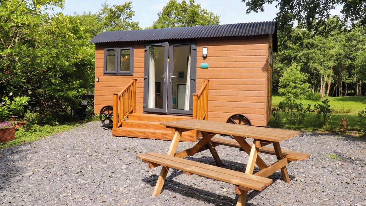 Knott End-on-Sea Cottage | SHEPHERDS HUT 1, romantic, country holiday cottage in Garstang