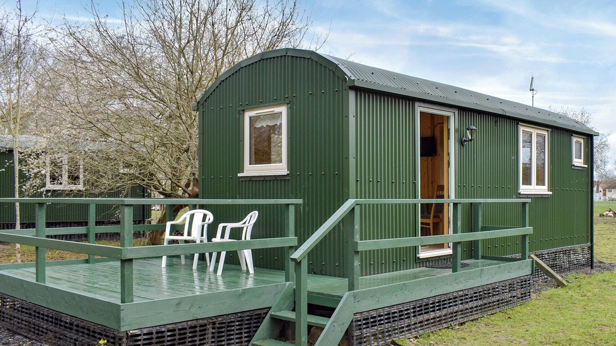 Five Oak Green Cottage | Shepherds Hut 2 at Laddingford - UK32534