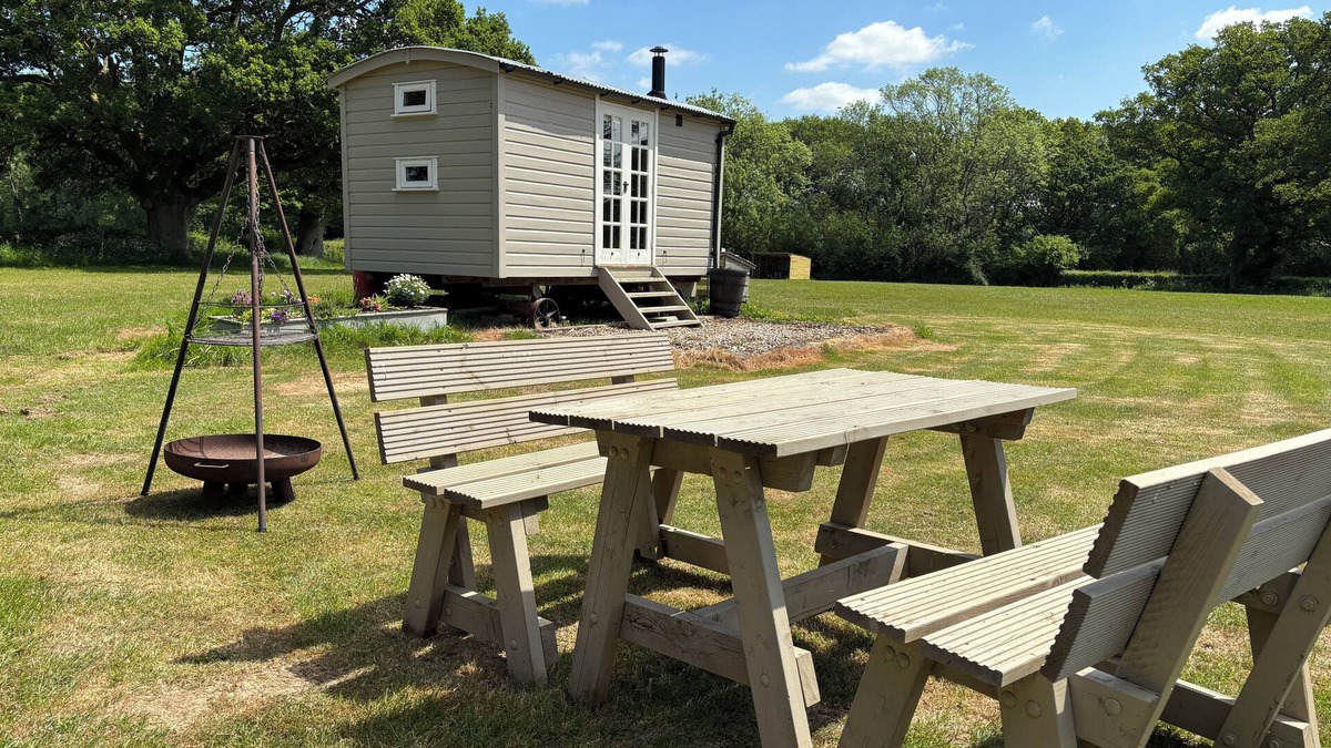Lickfold Cottage | SHEPHERDS HUT 2, pet friendly, with open fire in Northchapel