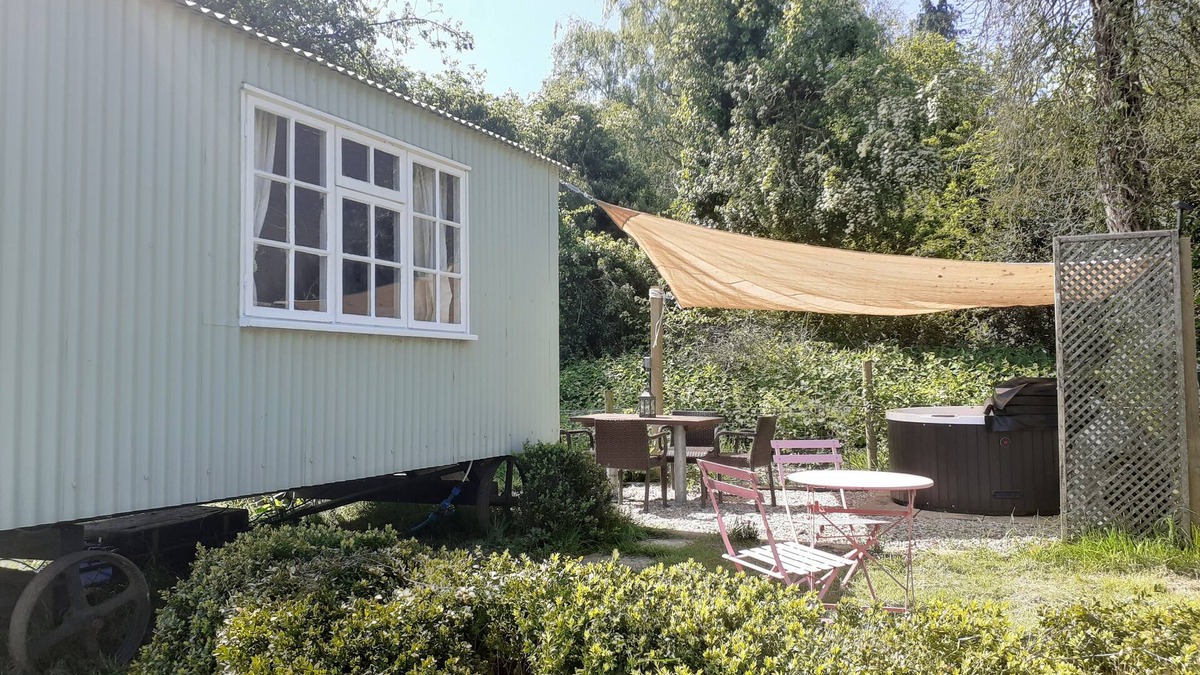 Littlebourne House | Shepherds Hut' Littlebourne, Canterbury (hot tub)