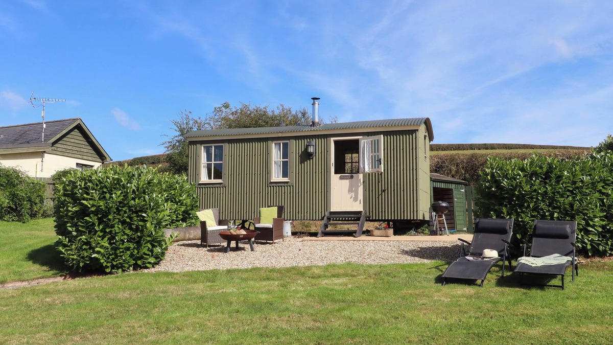 Crediton Cottage | SHEPHERDS JOY, romantic, with hot tub in Cheriton Fitzpaine