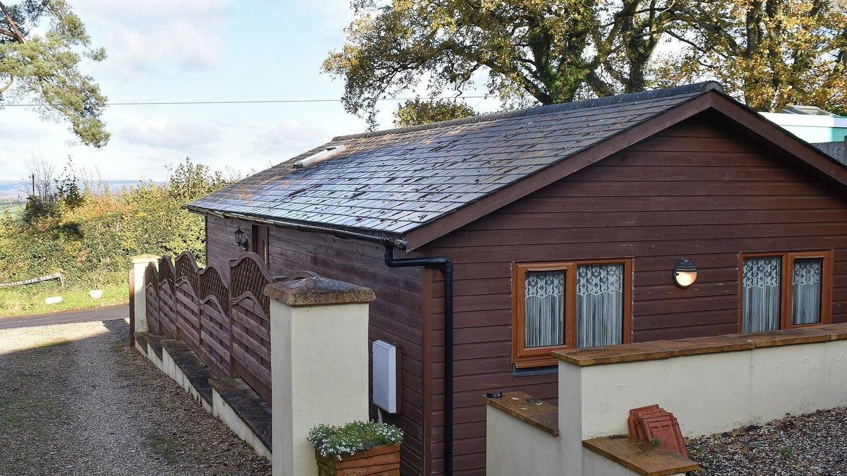 Raymonds Hill Cottage | Shepherds Knapp Lodge-UK13284