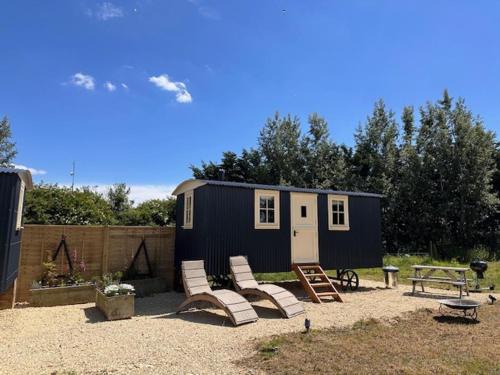 Brackley House | ShepherdsHut-Cotswolds-PetFriendly-WoodBurner