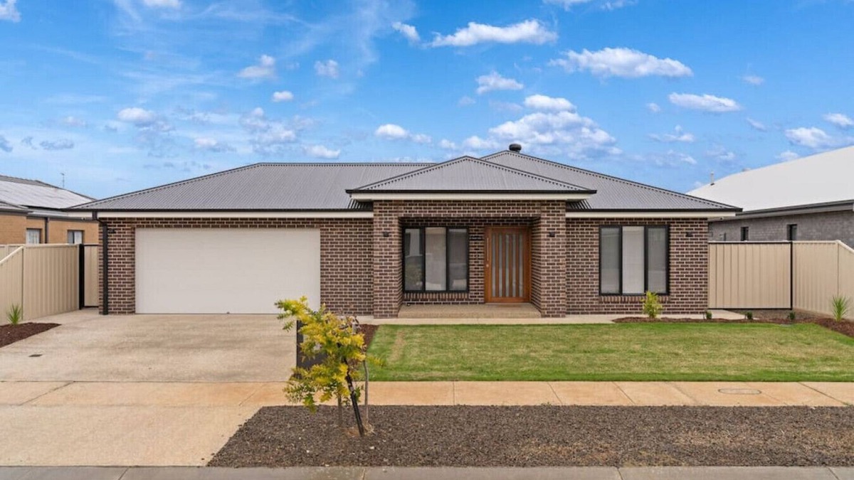 Kialla House | SHEPPARTON-Luxury 4 Bed Home- Popular Villa-Kialla