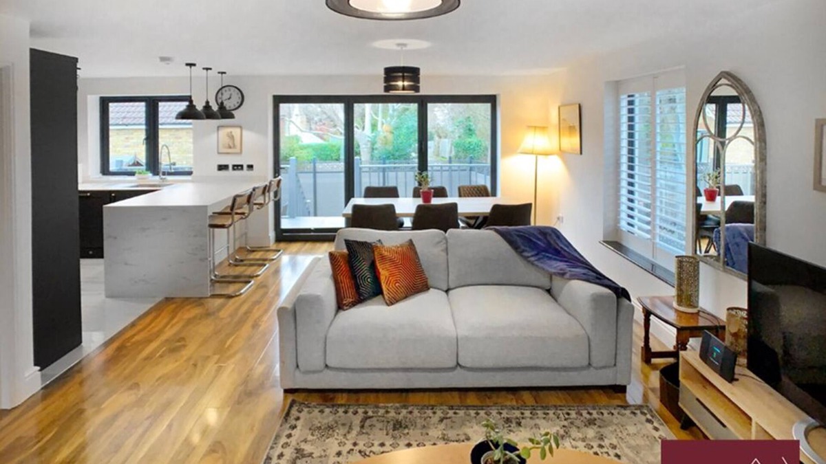 Elmbridge House | Shepperton - Driveway, Patio, Pets Welcome