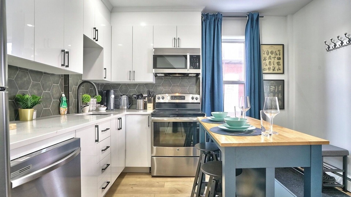 Sherbrooke Apartment | Sherby LUX: Central, Parking, Renovated, Sleeps 6