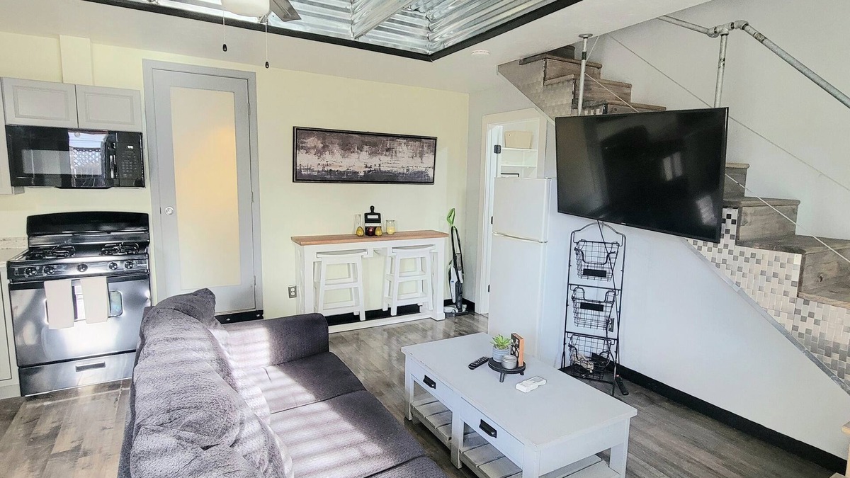City Center Medford Cottage | Sherman Lofthouse~Old East Medford~Walkable to Downtown