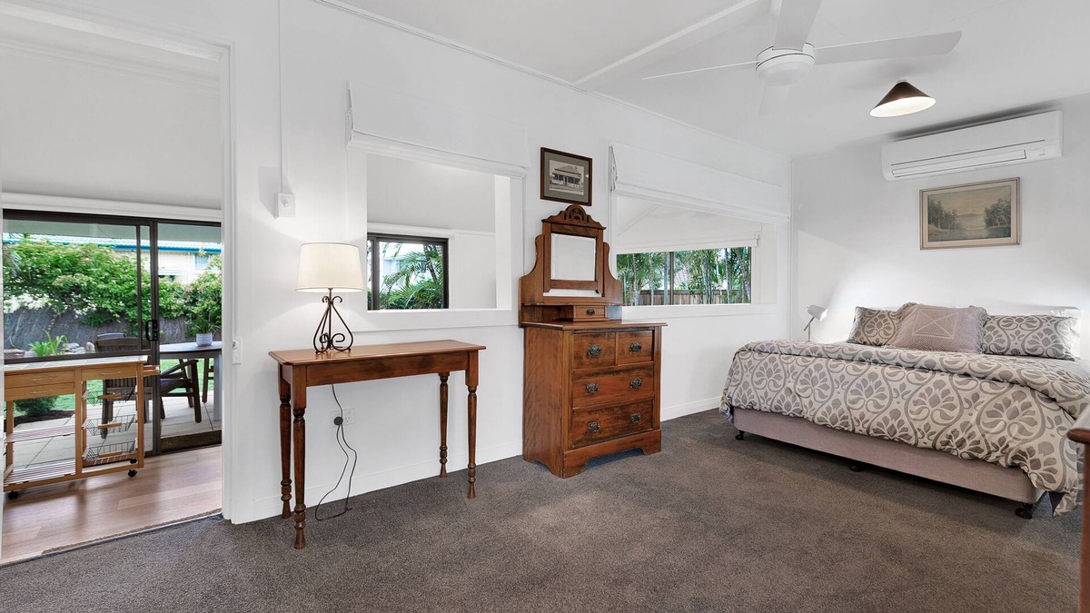 Sherwood Cottage | Sherwood Cottage. Pets. 2 beds. Very private.
