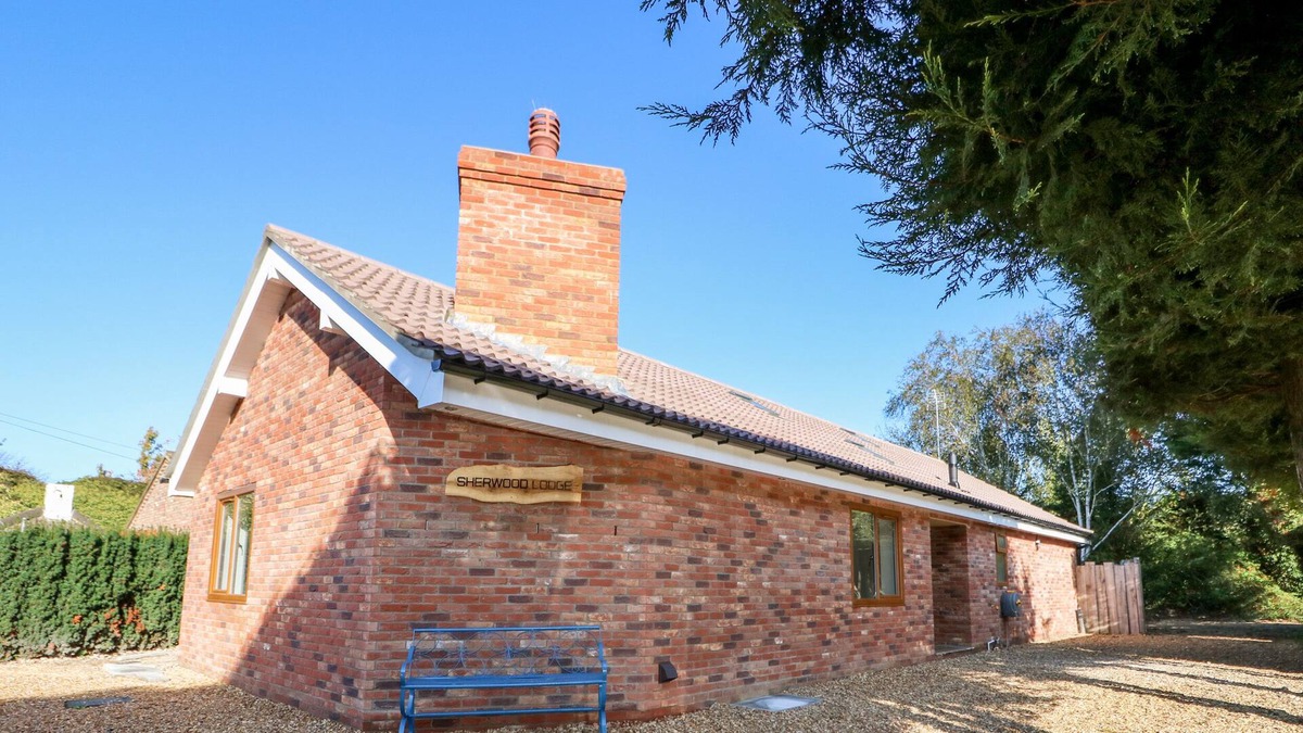 Wisbech Cottage | SHERWOOD LODGE, luxury holiday cottage, with hot tub in Wisbech