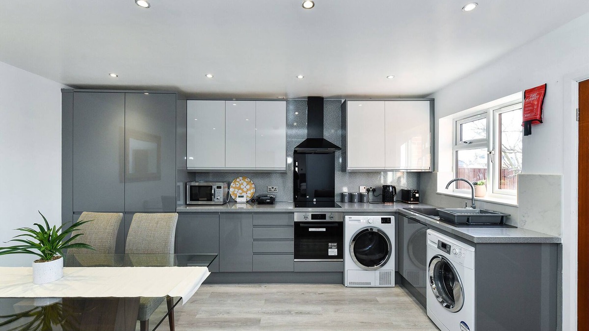 Mansfield House | Sherwood Street - Picturesque 2 Bedroom Bungalow with 2 En-suite Bathroom