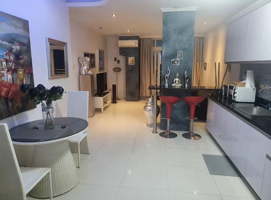 Balibago Apartment | Sheryll Escapes - Kandi Posh 1BR with King bed, fibre Wi-Fi & Free housekeeping